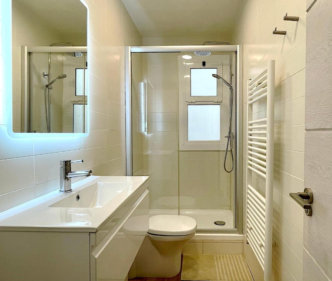 Abbott Apartment - 1 Min From The Beach - 100M2 - Sleeps 8 Sitges Esterno foto